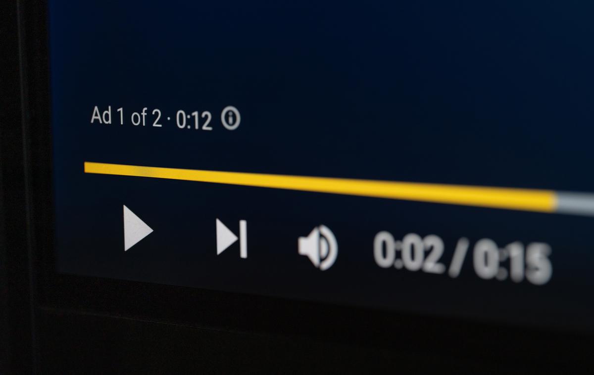 YouTube, oglasi | Oglasi, ki jih ni mogoče preskočiti, so za mnoge glavni razlog, zaradi katerega razmišljajo o naročnini na YouTube Premium ali pa so jo že sklenili. Premijska različica oglasov na YouTubu namreč ne pozna.  | Foto Shutterstock