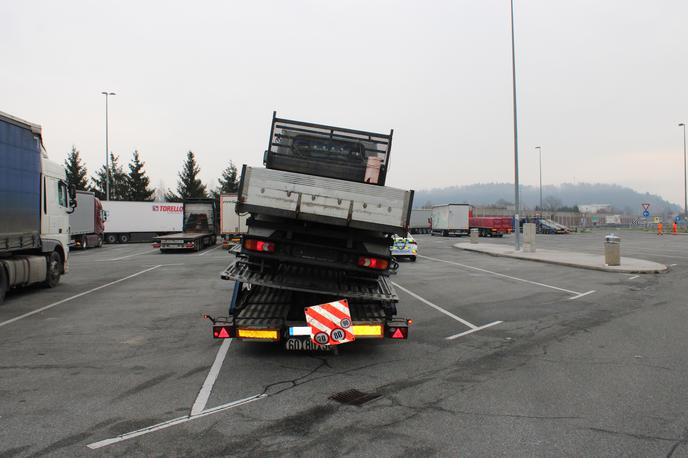 tovor, nepravilni tovor, nadzor, avtocesta, policija | Takšna vožnja je lahko tudi zelo nevarna.  | Foto PU Celje