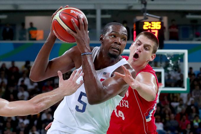 Nikola Jokić bo tudi v nedeljo bil bitko s Kevinom Durantom. | Foto: Getty Images