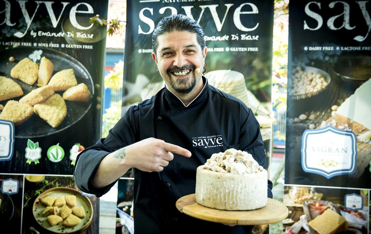 veganski sir, Emanuele Di Biase | Emanuele je v Ljubljani predstavil linijo veganskih sirov, narejenih v Sloveniji. | Foto Ana Kovač