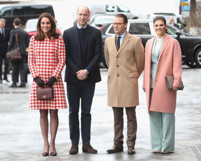 Kate v stilu 60. let prejšnjega stoletja, Victoria pa v klasični eleganci. | Foto: Getty Images