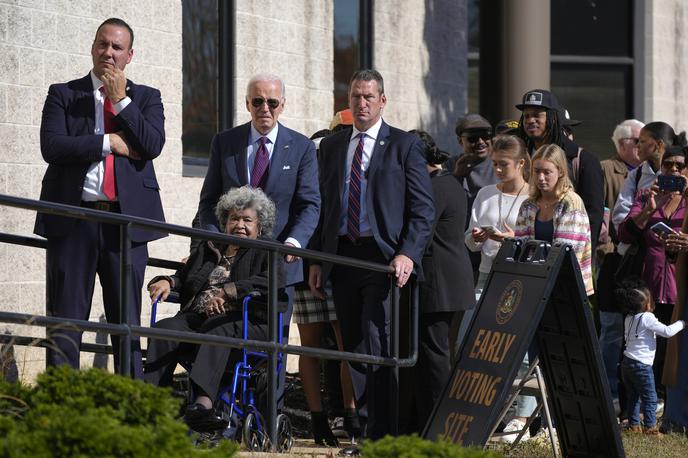 Joe Biden | Joe Biden je danes predčasno volil. Stal je v vrsti in pri tem še pomagal ženski na invalidskem vozičku. | Foto Guliverimage