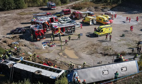 Trčenje avtobusa in vlaka, poškodovani pa (bodo) odtavali z mesta nesreče