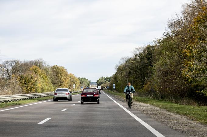 Starejši prebivalci vasi se veliko prevažajo s kolesom.  | Foto: Ana Kovač