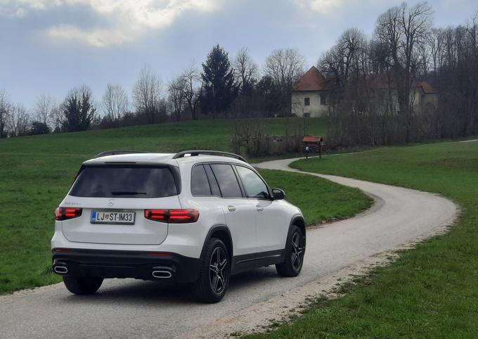 Deluje samo levi izhod izpušne cevi, desni je nameščen zaradi bolj športnega videza ali pa morda zaradi simetrije. | Foto: Aleš Črnivec