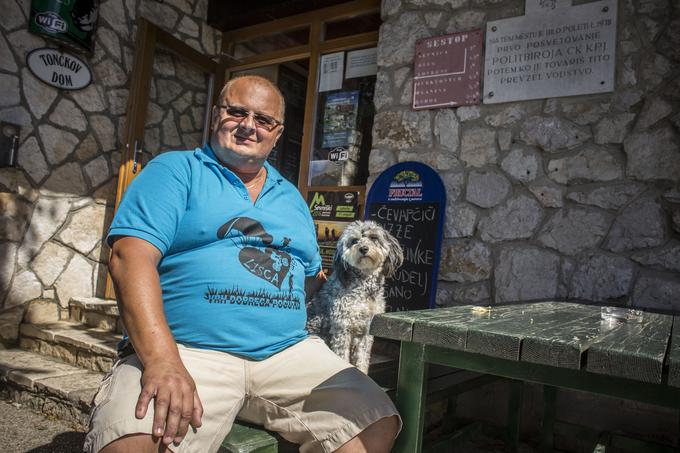 Tončkov dom na Lisci že skoraj deset let upravlja nekdanji policist Franc Krašovec. | Foto: Matej Leskovšek