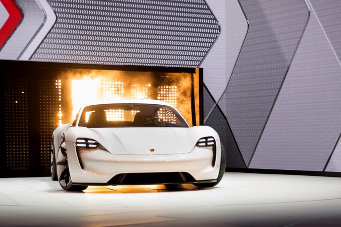 Porsche mission E: koncept, ki naj bi bil kot serijsko vozilo na prodaj čez dobra štiri leta. | Foto: Porsche