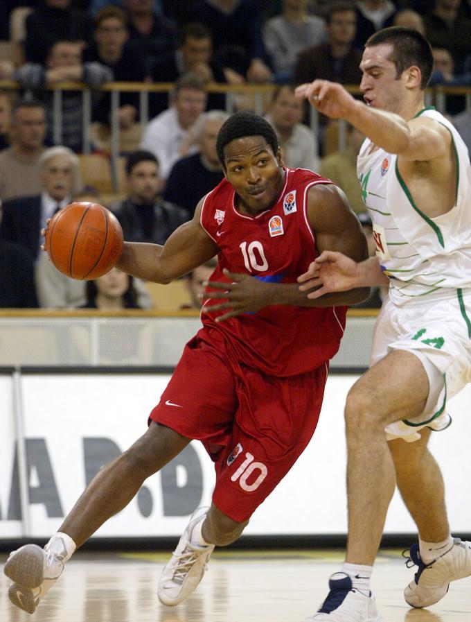 Z Olimpijo je spoznal evroligo: na fotografiji z zdaj že pokojnim Alphonsom Fordom. | Foto: Reuters