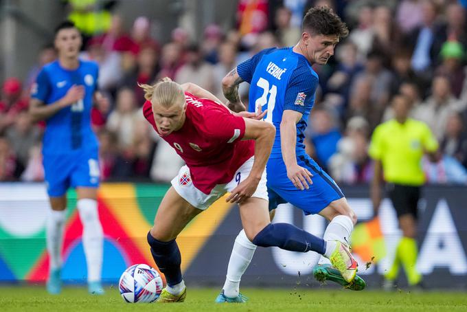 Na zadnji tekmi med Slovenijo in Norveško (0:0 v Oslu) so slovenski reprezentanti na čelu z Janom Oblakom preprečili Erlingu Haalandu, da bi se vpisal med strelce. | Foto: AP / Guliverimage