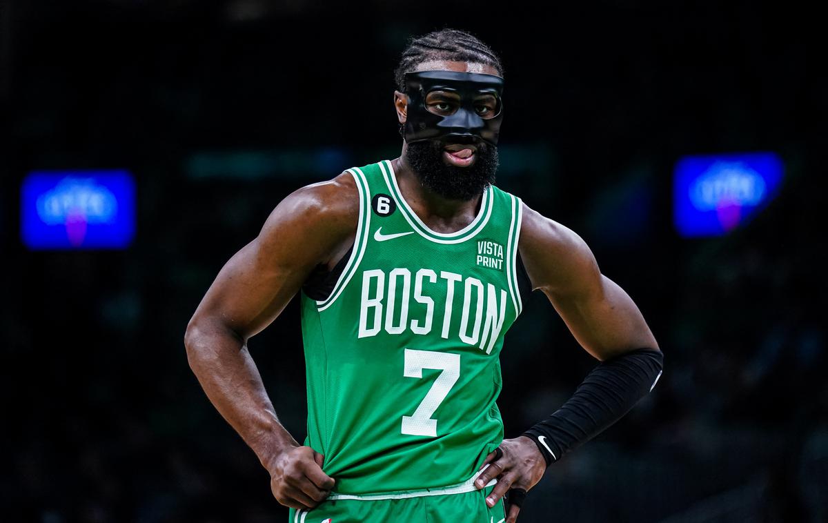 Jaylen Brown | Jaylen Brown v tej sezoni prispeva za Boston ob 49-odstotnem metu iz igre 26,6 točke, 6,9 skoka in 3,5 asistence na tekmo. V vseh statističnih kategorijah je poskrbel za rekord kariere. | Foto Reuters