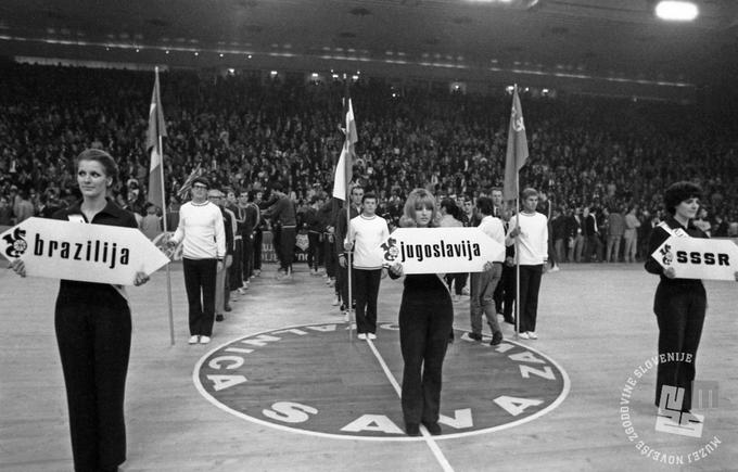 Predstavitev reprezentance na svetovnem košarkarskem prvenstvu, ki ga je pred 48 leti gostila Hala Tivoli. | Foto: Miloš Švabić, hrani: Muzej novejše zgodovine Slovenije.