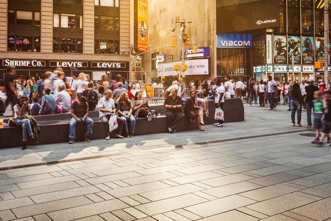 Rekonstrukcija newyorškega trga Times iz leta 2016, ki je potekala pod okriljem krajinskoarhitekturnega studia Snohetta, ki ga opredeljujejo transdisciplinarno razmišljanje. Biro ima izpostavi v Oslu in New Yorku, z več kot 180 zaposlenimi pa delujejo v sedmih mestih in šestih državah. Njegovo delo  bo v Ljubljani na Landezine Live predstavila Jenny B. Osuldsen.  | Foto: Arhiv Snohetta