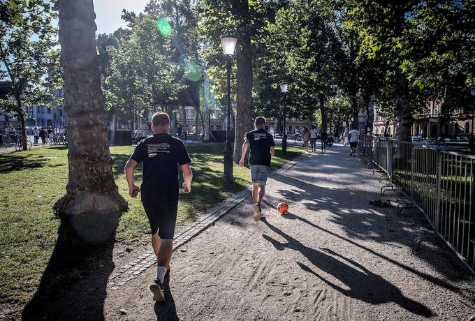 Za žogo so se podili tudi po parkih v središču mesta in poskrbeli za številne radovedne poglede. | Foto: Vid Ponikvar