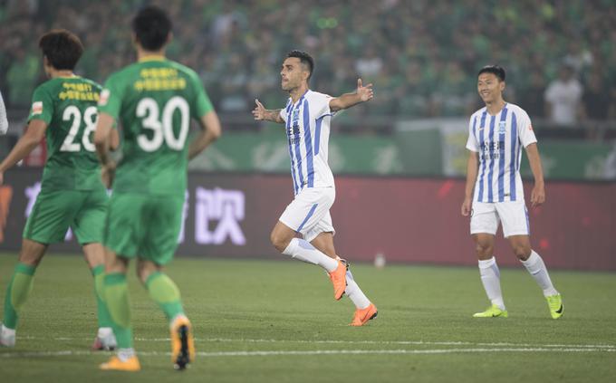 Na Kitajskem, kjer služi milijone, blesti in za Guangzhou zabija v povprečju skorajda gol na tekmo. | Foto: Getty Images