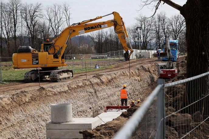 Kanal C0 | Kanal bo povezal kanalizacijska sistema Medvod in Vodic z osrednjo ljubljansko čistilno napravo ter je del 111 milijonov evrov vrednega projekta Odvajanje in čiščenje odpadne vode na območju vodonosnika Ljubljansko polje, za katerega je Slovenija prejela tudi evropska sredstva. | Foto STA