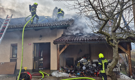 Požar v stanovanjski hiši: ogenj popolnoma uničil mansardo in streho objekta #foto