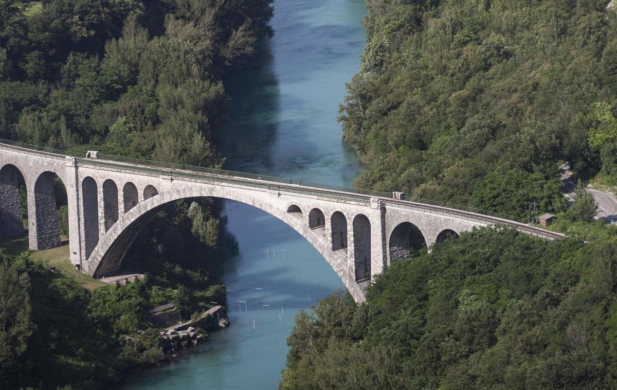 Solkanski most Soča | Policija je končala preiskavo utopitve dečka v Soči. (Fotografija je simbolična.) | Foto Matej Leskovšek