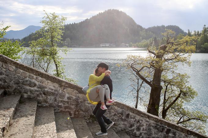 Na Blejskem otoku se poročajo pari z vsega sveta, še vedno je živ običaj, da če se par  želi poročiti v cerkvi na otoku, mora ženin nevesto do tja odnesti po vseh 99 stopnicah. Na fotografiji sicer ne gre za poroko, na turističnem obisku sta obiskovalca uprizorila navado tega kraja. | Foto: Matic Klanšek Velej/Sportida