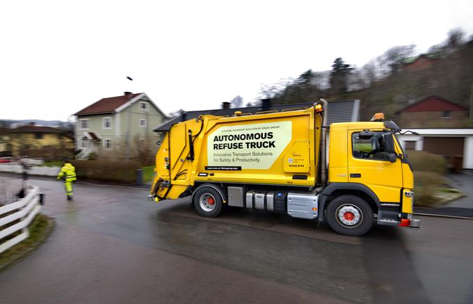 Vzvratna vožnja je precej nevaren manever, saj voznik zlasti v strnjenem naselju nima dobrega pregleda nad dogajanjem za vozilom. | Foto: Volvo