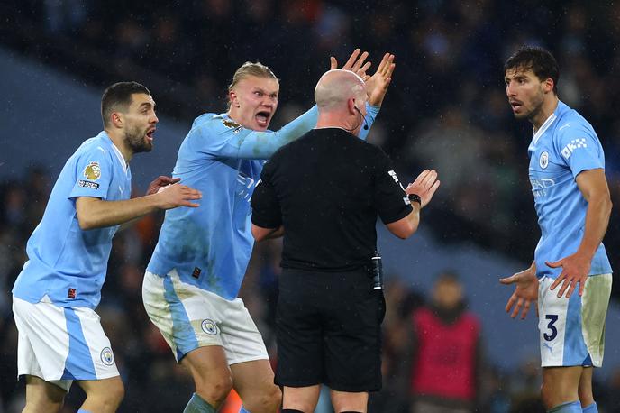 Haaland City Tottenham | Protesti Erlinga Haalanda globoko v sodnikovem podaljšku. Ko je bil nad njim storjen prekršek, je Skandinavec vseeno ostal na nogah, nadaljeval z igro in z globinsko podajo našel Jacka Grealisha, ki bi lahko stekel sam proti vratom Tottenhama. Takrat pa je sodnik Simon Hooper prekinil napad in vrnil žogo na mesto, kjer je bil storjen prekršek. To je razbesnelo gostitelje, saj je po prekršku najprej nakazal, naj se igra nadaljuje. | Foto Reuters