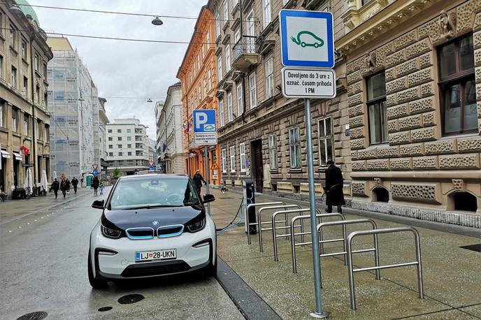 BMW i3 polnilnica | Aprila so pri Elektru Ljubljana na pozneje plačljivih polnilnicah skupno zabeležili 3.617 posamičnih polnjenj. Maja je to število padlo na 1.510, junija pa na vsega 1.076 polnjenj.  | Foto Gregor Pavšič