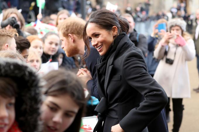 Črn plašč s pasom ... | Foto: Getty Images