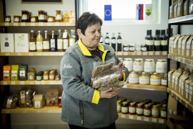 V trgovini zelo veliko pomaga Igorjeva mama. | Foto: Ana Kovač