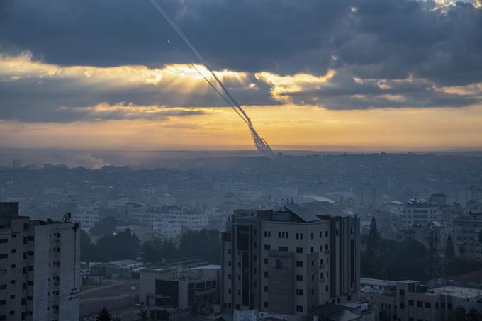 Vojna v Gazi je izbruhnila po 7. oktobru lani, ko so pripadniki palestinskega gibanja Hamas po podatkih Izraela pobili okrog 1.170 ljudi ter zajeli večje število talcev. Izraelska ofenziva, ki se nadaljuje z nezmanjšano intenzivnostjo, pa je po podatkih ministrstva za zdravje v Gazi zahtevala več kot 34.500 življenj. | Foto: Guliverimage