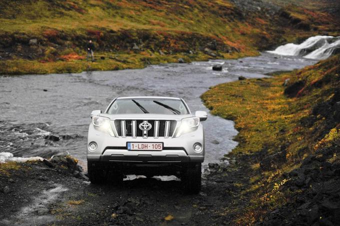 Šest desetletij za tem landcruiser ni le sinonim vzdržljivega terenskega vozila znotraj znamke, ampak širše. Da je terensko najbolj aktivna četrtina blatne svete štirice, ki jo sestavljajo še Jeepov wrangler, Land Roverjev defender in Mercedesov večno oglati G, da drugih terenskih in športno-terenskih vozil ne omenjamo, ni težko verjeti. | Foto: Ciril Komotar