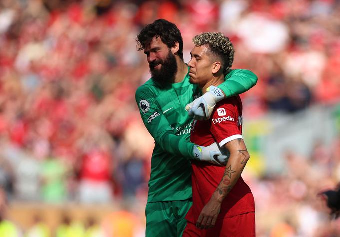 Roberto Firmino se je na Anfield preselil leta 2015, danes pa se je v solzah poslovil od domačih navijačev, saj bo po sezoni zapustil Liverpool. | Foto: Reuters