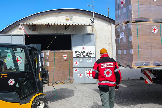 Pomoč Poljske Sloveniji | Ukrajinski predsednik Volodomir Zelenski je že v nedeljo izrazil sožalje Sloveniji v zvezi s poplavami. "Vsem žrtvam želim okrevanje, čim hitrejšo odpravo posledic ujme, obnovo stanovanj in infrastrukture," je zapisal. Premier Robert Golob se mu je zahvalil za besede solidarnosti in podpore. | Foto Rdeči križ  Slovenije