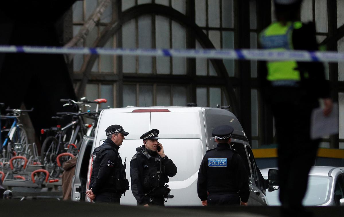 Sumljive pošiljke v Londonu | Sumljiv paket so odkrili tudi na železniški postaji Waterloo. | Foto Reuters