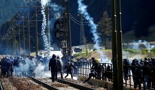 Brenner: protestniki napadli policiste, ti odgovorili s solzivcem