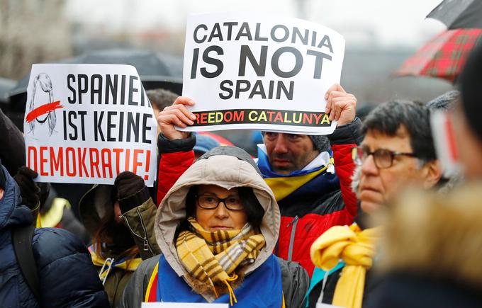 Tudi danes je sicer potekal protest za Puigdemontovo izpustitev, v Berlinu se je zbralo okoli 400 ljudi. | Foto: Reuters