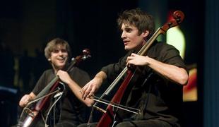 Video: 2Cellos poletela v nebo