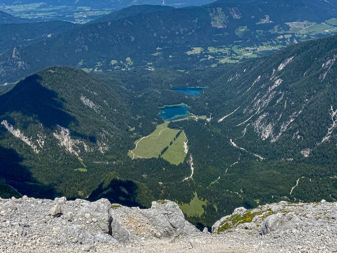 Pogled proti Belopeškim jezerom vas bo spremljal kar nekaj časa. | Foto: Jaka Lopatič