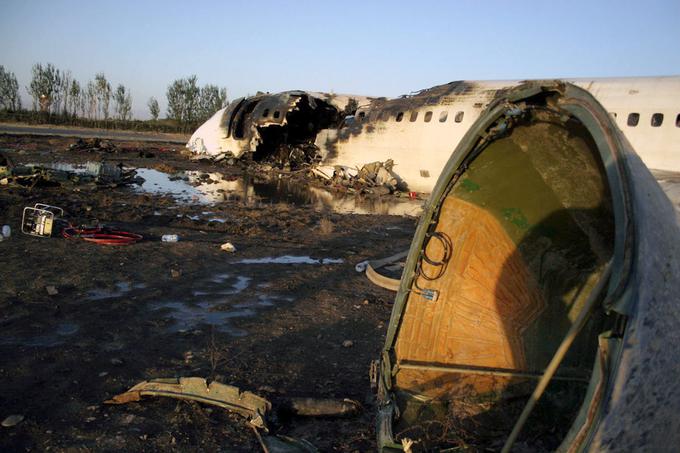 Pilot Aleksander Kliujev je bil eden od štiriindvajsetih, med njimi je bilo 14 otrok, ki so nesrečo preživeli. Zaradi malomarnosti so ga obsodili na petnajstletno zaporno kazen, a so ga na prostost izpustili že po šestih letih.  | Foto: Reuters