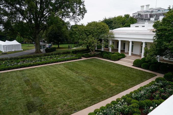 Melania je ob vrtu dodala tlakovano pot. | Foto: Reuters