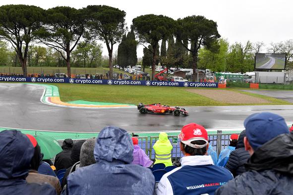 Deževen začetek v Imoli, a Ferrari ostaja številka 1