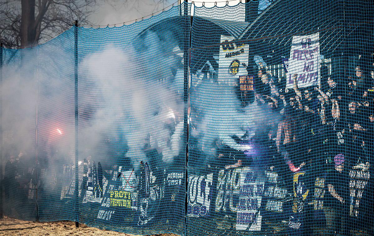 Mura Maribor | NK Maribor med navaja, da je lep nogometni praznik v Murski Soboti prekinil neuravnovešen posameznik, ki je na tekmo prinesel in odvrgel takoimenovan topovski udar.  | Foto Jure Banfi/alesfevzer.com