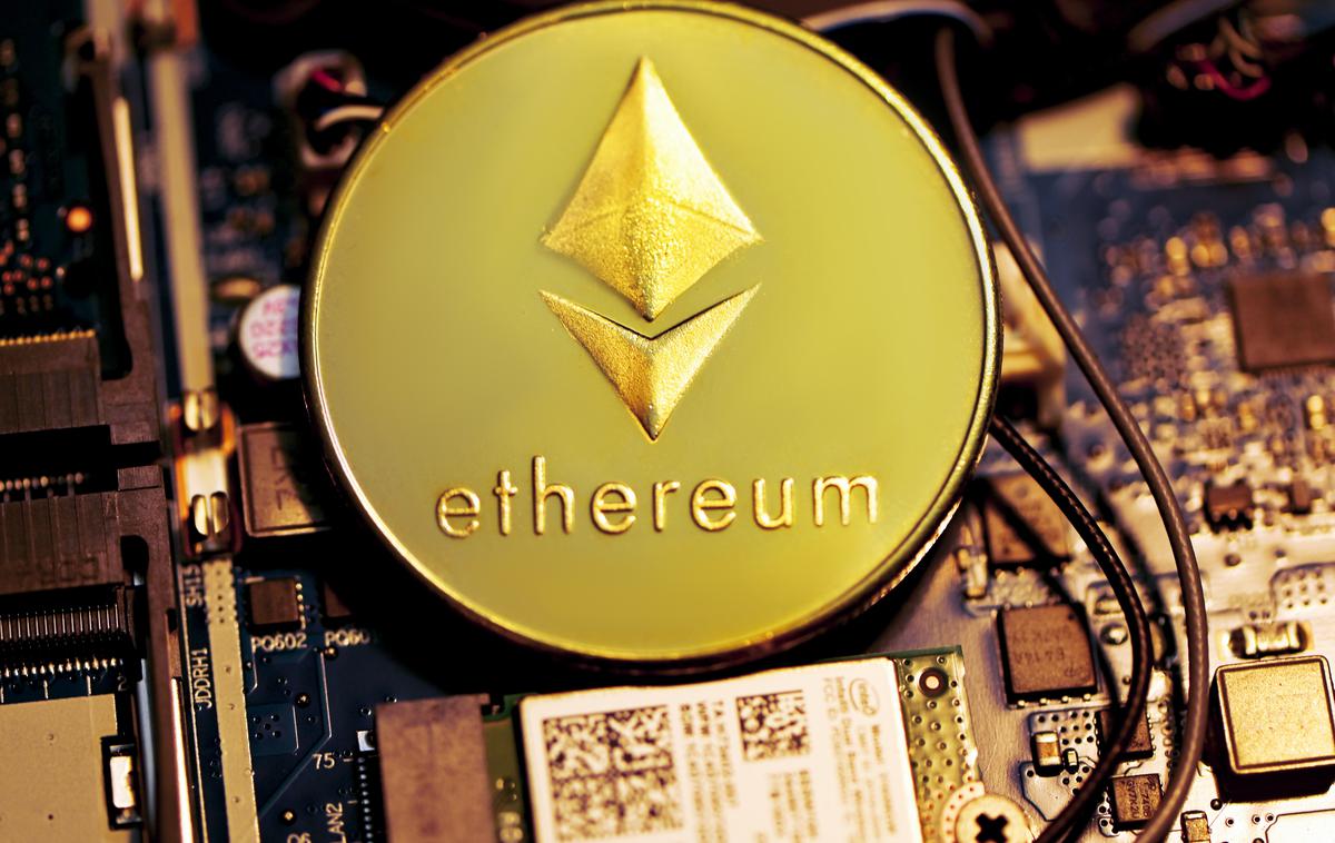 Ethereum | Eher (ETH) je trenutno druga najvrednejša kriptovaluta, skupna vrednost vseh ETH v obtoku znaša okrog 200 milijard evrov oziroma približno petino vrednosti celotnega svetovnega trga kriptovalut. Cena enega ETH se je v četrtek gibala pri okrog 1.700 evrih, absolutni cenovni rekord pa je ETH postavil novembra lani, ko je presegel mejo 4.000 evrov.  | Foto Unsplash