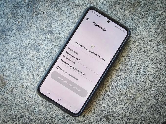 Zaslon aktivacije aplikacije - po sklenitvi pogodbe z Novo Ljubljansko banko uporabnik prejme začetne vstopne podatke na enak način kot pri prvi uporabi mobilne banke: en del prek kratkega sporočila (SMS), drugi del pa po elektronski pošti. | Foto: Srdjan Cvjetović