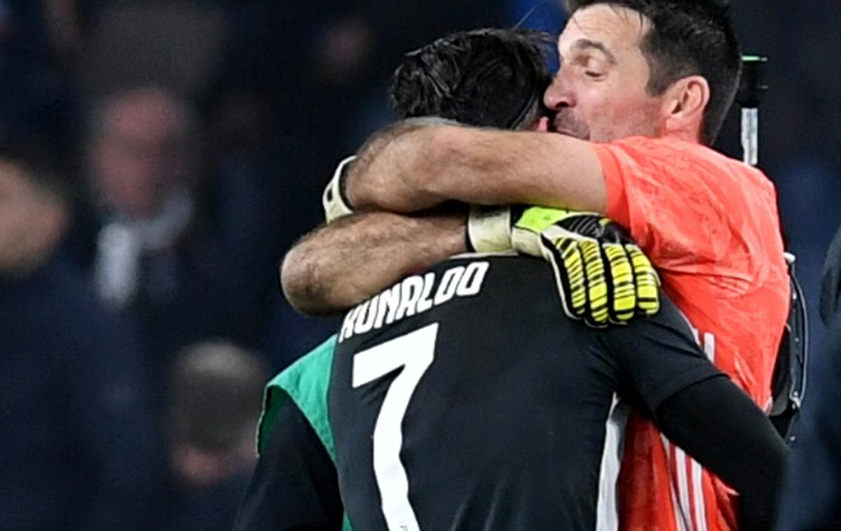 Buffon Juventus | Gianluigi Buffon v objemu z junakom srečanja Cristianom Ronaldom. | Foto Reuters