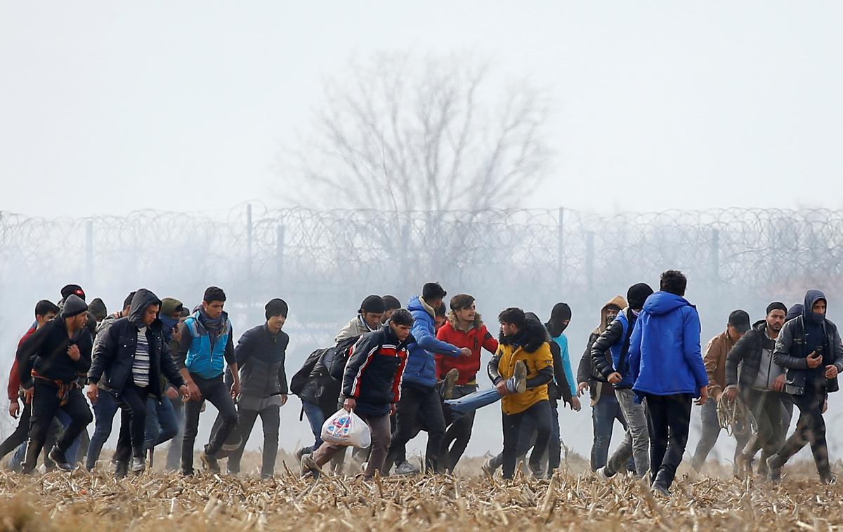 Migranti v Grčiji | Turčija je Grčijo obtožila, da je njena policija proti prebežnikom danes uporabila prave naboje. Pri tem naj bi bil ubit en človek. | Foto Reuters