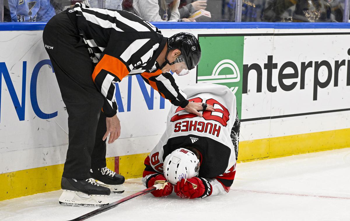 Jack Hughes | Dvojni udarec za New Jersey Devils. Izgubili so tekmo s St. Louis Blues in najkoristnejšega igralca uvodnega dela sezone Jacka Hughesa, ki se je poškodoval. | Foto Reuters