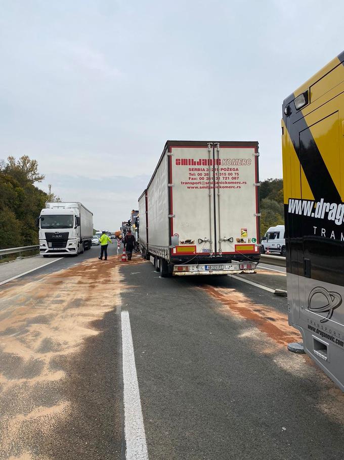 Posledice nesreče odstranjujejo vzdrževalci Darsa.  | Foto: DARS