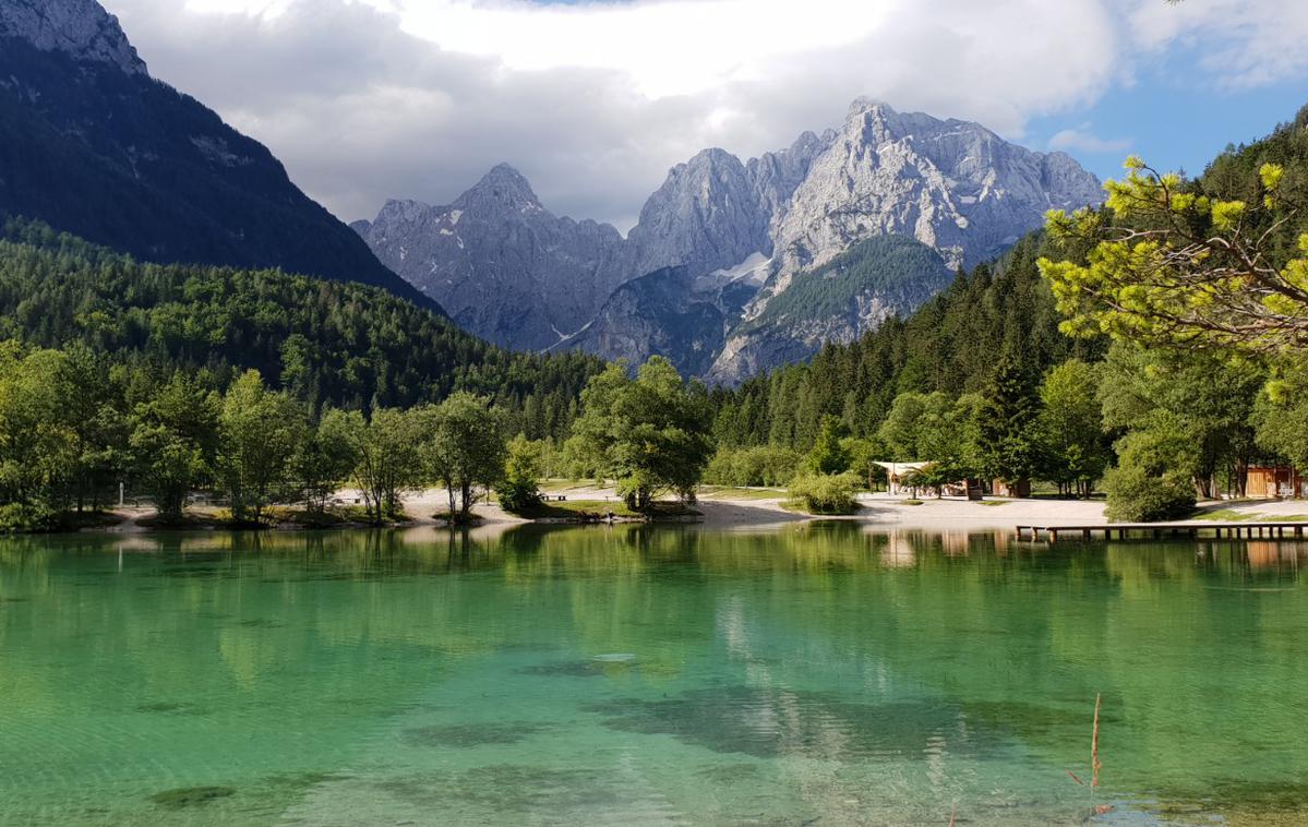 Jezero Jasna | Pri jezeru Jasna v bližini Kranjske Gore so parkirišča zdaj plačljiva. | Foto Jasnaresort