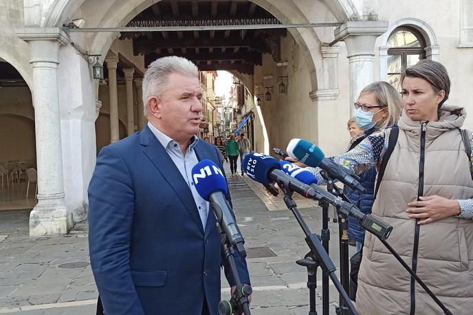 Andrej Vizjak | Okoljski minister Andrej Vizjak je ob današnjem vladnem obisku obalno-kraške regije v Kopru zatrdil, da z Bojanom Petanom ni nikoli govoril o tem in da ima čisto vest. | Foto Vitomir Petrović