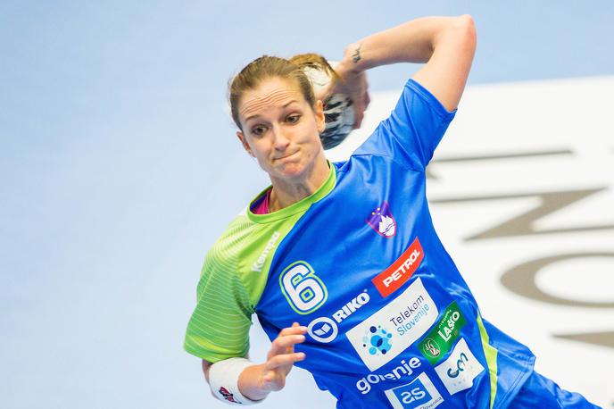 Ana Gros | Ana Gros (na sliki) in Tjađša Stanko sta bili najboljši strelki na turnirju, na katerem je slovenska reprezentanca remizirala z Japonsko, premagala Brazilijo in izgubila s Francijo. | Foto Žiga Zupan/Sportida