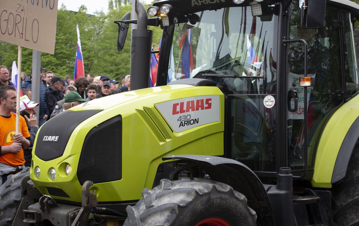 Super traktor. | Kmetje ne nasprotujejo protipoplavnim ukrepom, a menijo, da bi se jih dalo izvesti drugače. Predvsem ceneje in tako, da bi izgubili manj kmetijskih zemljišč (fotografija je simbolična). | Foto Bojan Puhek